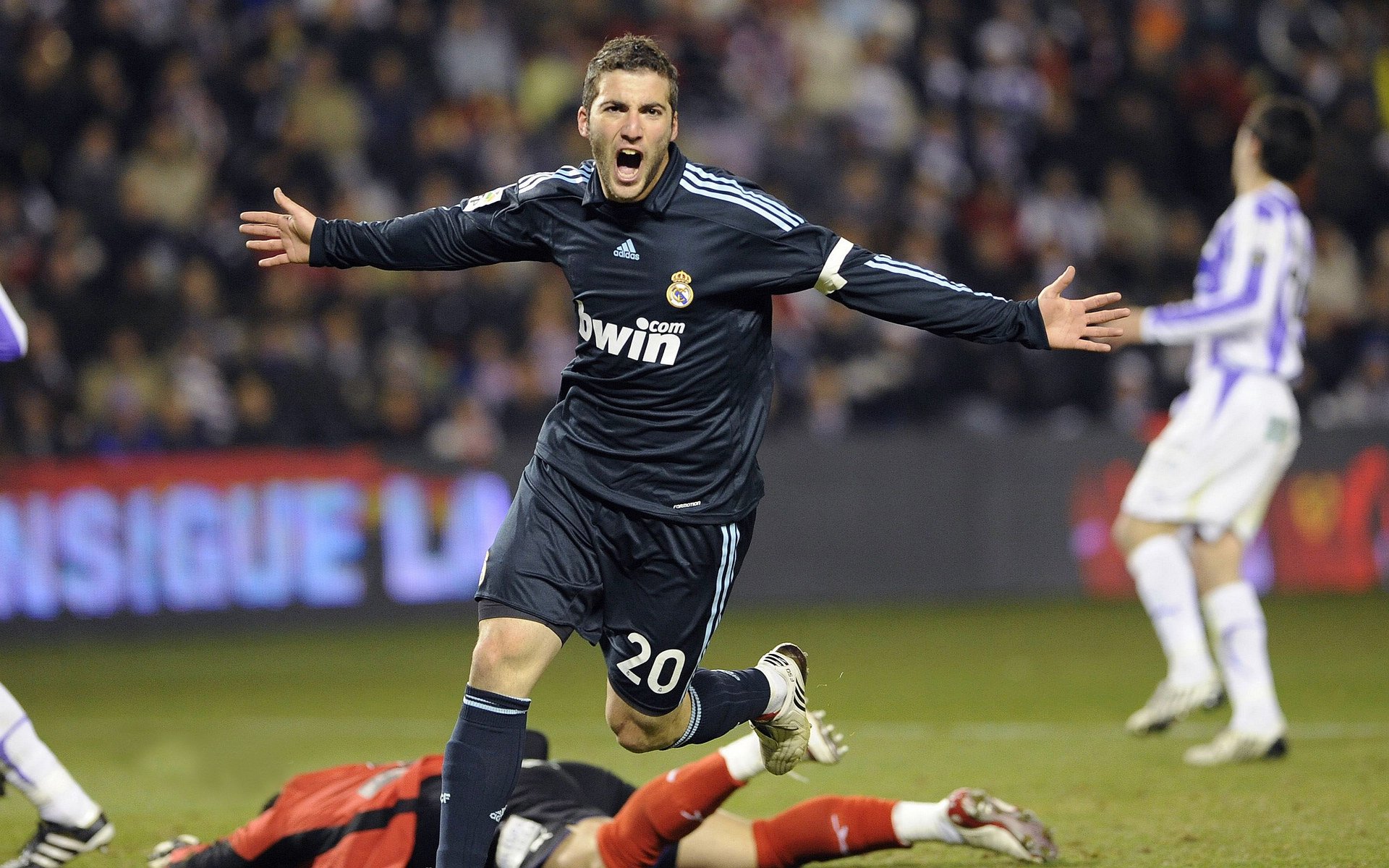 努涅斯掌控节奏的艺术，哥伦比亚如何在最后时刻击碎巴黎的梦想