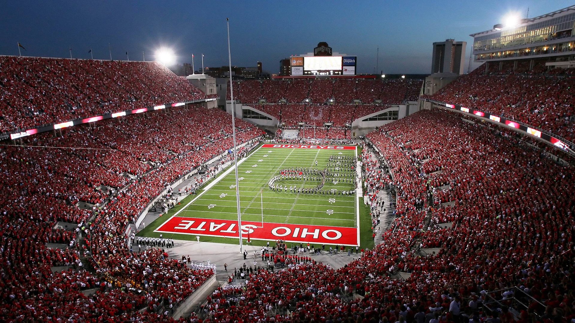 赛道上的绝对主宰，塞恩斯统治全场，梅赛德斯完胜法拉利的战术启示